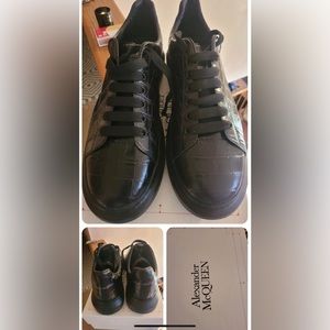 Alexander McQueen mens shoes. Size 16.

Black leather. Great condition